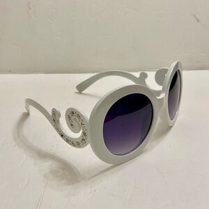 Elegant, Fashionable White Round Sunglasses with Rhinestones